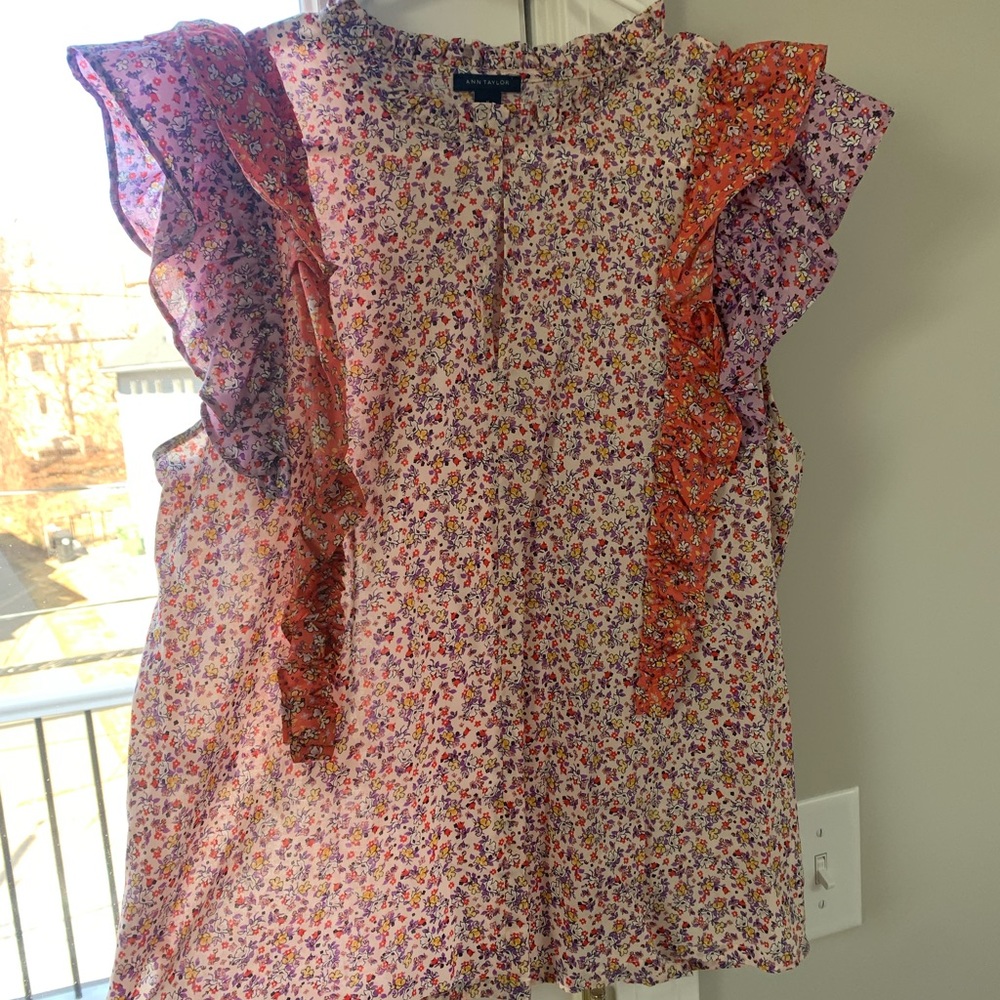 Floral springy feminine top